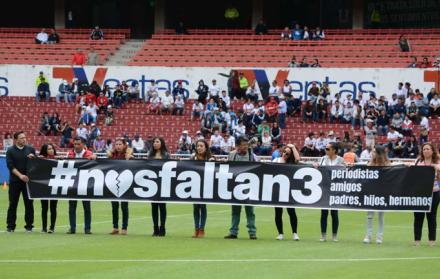 Fotógrafos recorrieron la cancha con un cartel que decía: “#Nosfaltan3 periodistas, padres, hijos, hermanos”.