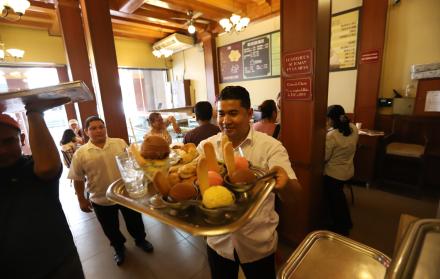 Variedad. Uno de los saloneros de La Palma lleva a una mesa una bandeja con el pedido de los clientes. 