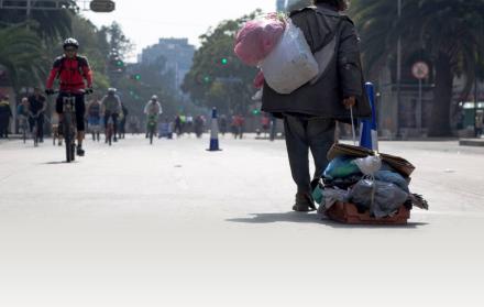 Desposeídos. Un hombre arrastra sus pertenencias en la capital de México, país donde en 2016 el 43,6 % de la población vivía en la pobreza.