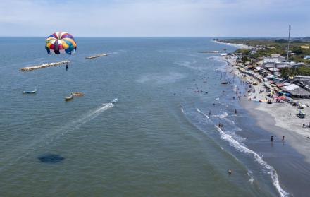 Jambelí. Es un paraíso ubicado frente a Puerto Bolívar. La oferta de diversión en la playa es bastante amplia.