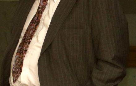 Abogado nacido en Cuenca, donde fue procurador síndico del Municipio de esa urbe. Fue legislador en el Congreso y ha patrocinado la defensa del expresidente Rafael Correa.