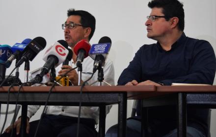 La rueda de prensa la presidió el hermano de Paúl Rivas (+) y César Ricaurte (der), como representante de Fundamedios.
