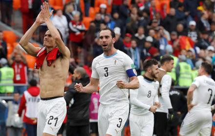 Los jugadores de Uruguay, el delantero Edinson Cavani (i) y el defensa Diego Godín celebran la victoria del equipo.