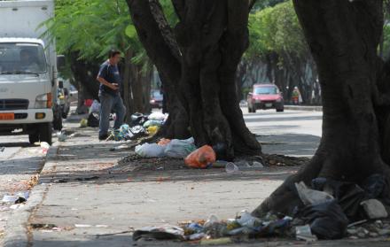 Mala disposición. Los desechos se amontonan al pie de los árboles, en medio parterre y a cualquier hora.