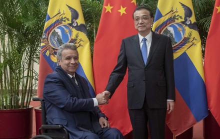 El presidente de la República estrecha su mano con el primer ministro chino Li Keqiang.