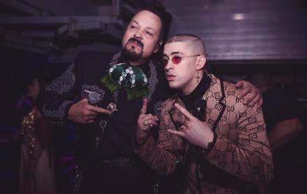 De dos épocas distintas. El mexicano Pepe Aguilar posó junto a Bad Bunny.