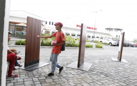 Hecho. En un mall de La Puntilla, un caramelero ofrece sus productos a plena luz del día en el parqueadero.
