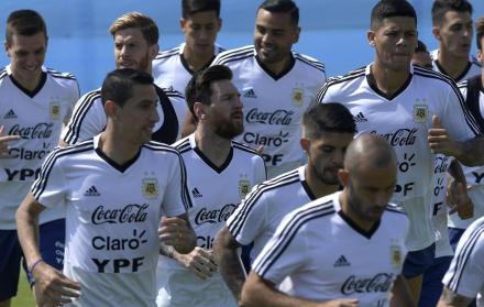 Aspiraciones. Lionel Messi (c) es el símbolo de una generación argentina que ha llegado a tres finales (dos de Copa América y una de Mundial), pero que no ha sido capaz de levantar un trofeo de campeón.