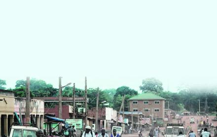 Desigualdad. Imagen de la calle principal de Yambio, polvorienta localidad del sur de Sudán del Sur castigada por la guerra.