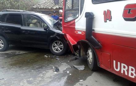 Vía Cuenca-Gualaceo: un muerto y dos heridos en choque frontal