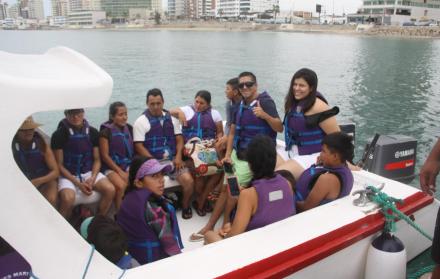 El agradable clima peninsular animó a muchos a disfrutar ayer de paseos en bote. La oferta de este servicio fue mayor que la demanda. Hubo quienes dijeron que querían disfrutar del último paseo en bote del año; volverán a hacerlo el primero, antes de reto