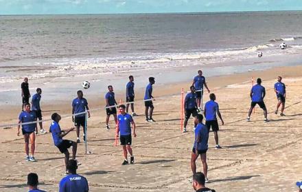 Luego de los encuentros amistosos con Nacional, los integrantes de Emelec realizaron ayer labores de reacondicionamiento físico en la playa Carrasco, Montevideo.