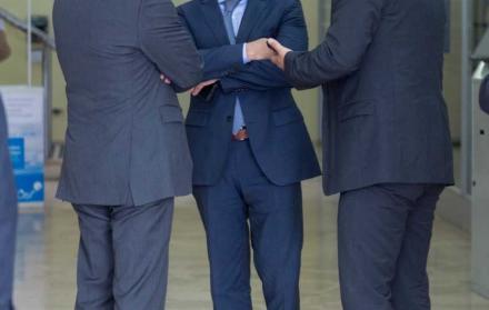 Andrés Michelena (c) y Xavier Aguirre (der), representantes legales de la entidad que aglutina los medios del Gobierno Nacional, y TELEDOS S.A. (Gamavisión).