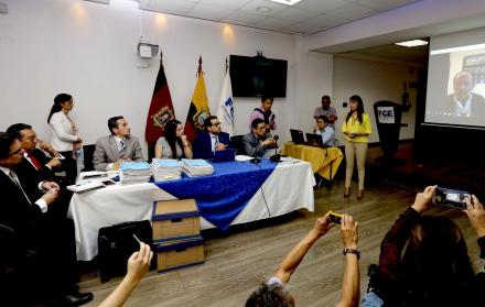 El fiscal Fabián Salazar recibió la versión del empresario Enrique Cadena en la investigación previa por las irregularidades en la comercialización de petróleo con China. Fue una diligencia reservada y se desarrolló por videoconferencia desde el consulado