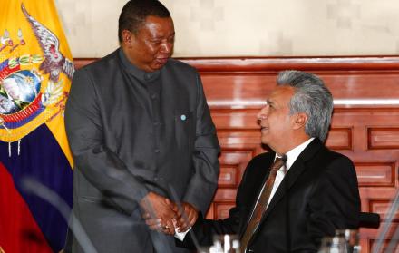El secretario general de la Organización de Países Exportadores de Petróleo (OPEP), Mohammed Barkindo (i), se reúne con el presidente ecuatoriano, Lenín Moreno.