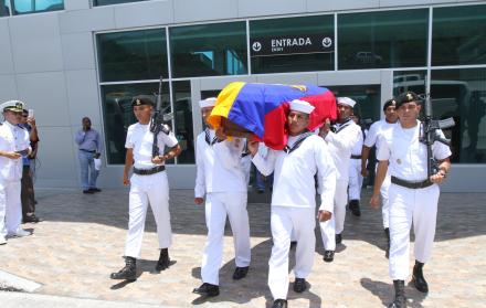 Honores. Los compañeros del soldado fallecido en un ataque en la frontera norte cargan con el ataúd a la llegada a su Esmeraldas natal.