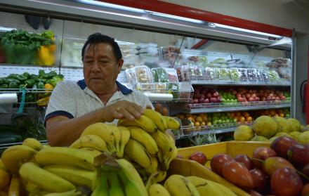 Local. Nelson Oñate, presidente de las tiendas Nelson, se asegura de la frescura y calidad de los productos que se venden en sus negocios.