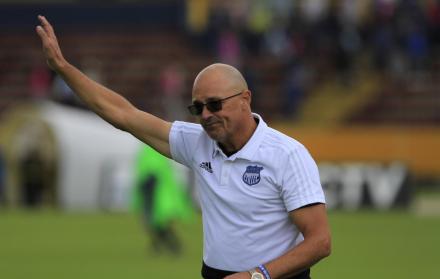 Alegría. El entrenador de Emelec, el uruguayo Alfredo Arias, se despidió de la hinchada después de la victoria de ayer sobre Independiente del Valle en el estadio Olímpico Atahualpa. Él aseguró que no volverá a dirigir al Bombillo.