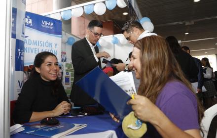 Colegiales de segundo y tercero de bachillerato pudieron conocer las carreras que oferta la Universidad de Guayaquil, durante una feria que se efectuó en la Plaza Rodolfo Baquerizo.