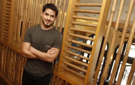 El actor de 27 años se hizo popular en Latinoamérica gracias a la telenovela Ven, baila quinceañera.