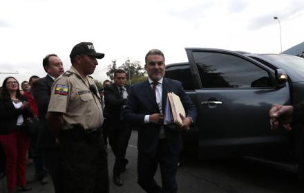 Shyris. José Serrano llegó con barra propia hasta la sede de Alianza PAIS.
