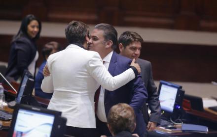 Un mes duró su ausencia. José Serrano, de PAIS, volvió a la Asamblea después de haber perdido la presidencia. Ocupó una de las curules de la primera fila, justo frente al fiscal.