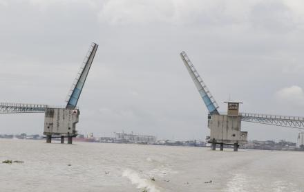 Escenario. Así luce el puente de la isla Santay desde octubre pasado, cuando un pesquero colapsó con su estructura y dejó otra vez inconexo el sitio.