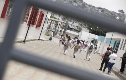 Imágenes del colegio réplica Aguirre Abad.