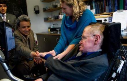 Presidente Lenín Moreno junto al físico Stephen Hawking.