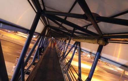 Paso. En la Perimetral, muchas personas prefieren no usar el puente en las noches por miedo a la delincuencia.