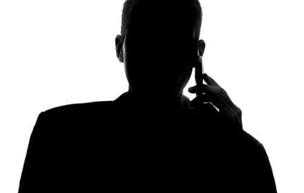 Referencial. La conversación la mantiene con un hombre que se identifica como Livinston Huacon.