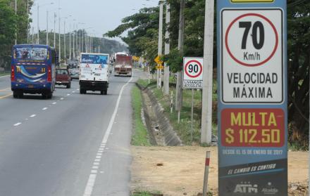 En el kilómetro 23 de la vía a Daule se indica con una señal que el límite de velocidad es de 70 k/h, mientras dos metros más adelante otra lo eleva a 90 k/h.