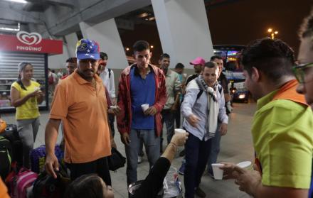 Apoyo. El grupo ‘Sonríe chamo’ da chocolate y pan en la terminal terrestre de Guayaquil.
