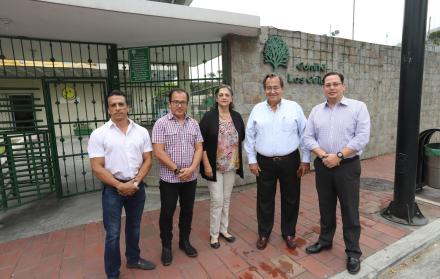 Equipo. Javier Rosero (izq.), Xavier Kang, Mónica Vallejo, Adolfo Klaere y Santiago Cabezas son parte de la actual directiva del Comité de Los Ceibos.