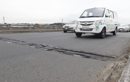 En la mayoría de los puentes se observa el deterioro de las uniones, lo que dificulta en la circulación vehicular. El incremento de vehículos afecta la vida útil de las juntas.