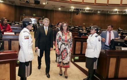 Condecoración. El ultraderechista László Kövér luce la medalla que le impuso la izquierdista Elizabeth Cabezas.
