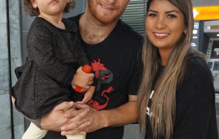 Familia. El defensa Francisco Silva, fuera del Registro Civil en Guayaquil, junto a su esposa, Gabriela Páez, y una de sus hijas.