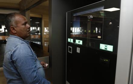 Inquietud. Uno de los clientes del Mall del Sol verifica el funcionamiento de las casetas de cobro por parqueo.