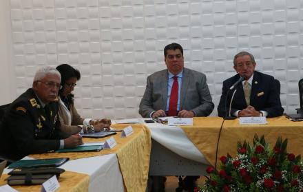 Tras las declaraciones del ministro de Defensa, Oswaldo Jarrín, los familiares del equipo periodístico asesinado exigen una reunión. 