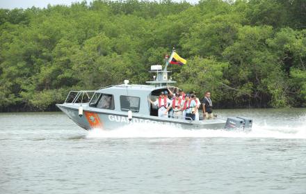 Visita. El ministro Jarrín recorrió ayer parte del Golfo de Guayaquil.  