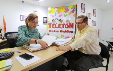 Trabajo. Mónica Peña, coordinadora de la Fundación Teletón, junto a Pascual del Cioppo, director de la entidad.