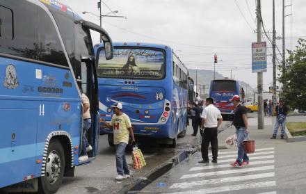 En sector prohibido. Aprovechando la luz roja del semáforo, los conductores abren las puertas de los buses para que los pasajeros suban o bajen.