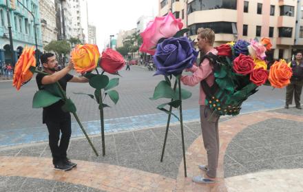 Hecho. Los artesanos recorren las calles buscando posibles compradores, y con ese dinero viven, se alimentan y movilizan a otras ciudades y países. 