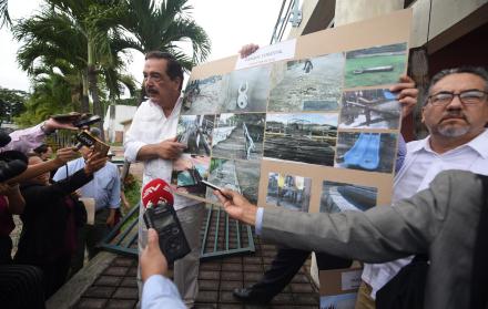 Funcionario. El alcalde Jaime Nebot muestra imágenes de la destrucción del parque Forestal a los medios.