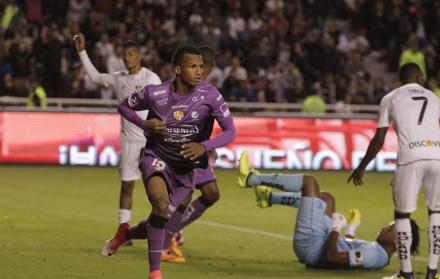 Ayoví de Barcelona celebra el gol ante Liga de Quito en el estadio Rodrigo Paz