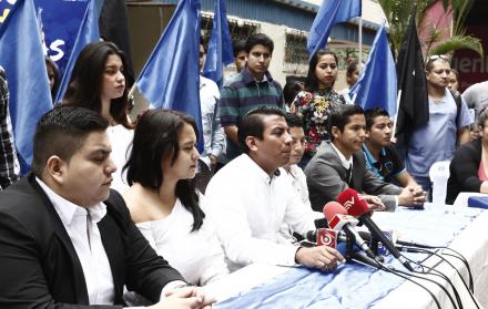 Pedido. Estudiantes de la Universidad de Guayaquil solicitaron ayer que se aclare la fecha del inicio de clases.