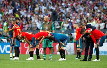 Los jugadores de la selección española tras perder en la tanda de penaltis durante el partido España-Rusia