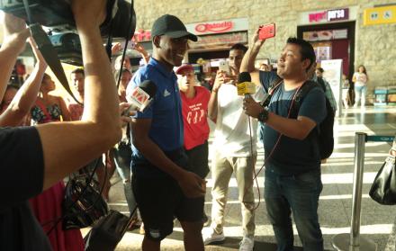 Brayan Angulo fue uno de los más requeridos ayer en el aeropuerto. El delantero ecuatoriano viajó a Argentina, pero su presencia ante River está en duda.
