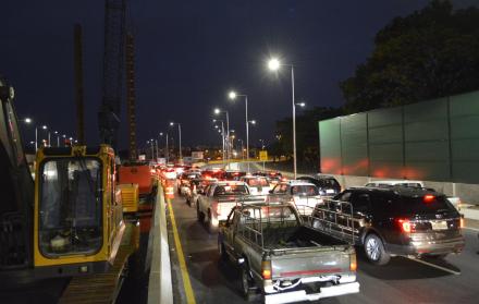Malestar. Un carril del nuevo puente sobre el río Daule permanece congestionado en las noches.