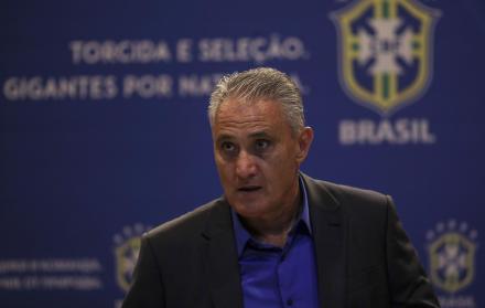 El entrenador de la selección brasileña de fútbol, Tite, llega a una rueda de prensa para ofrecer la convocatoria de jugadores brasileños.
